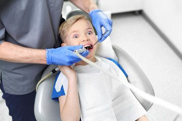 Strach u stomatologa. Wystraszone dziecko na fotelu dentystycznym.