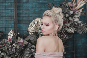 Obraz premium attractive blonde woman with bare shoulders