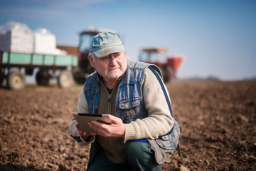 Framer controls the work in the field over its tablet