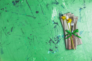 Cutlery with daffodils on a napkin