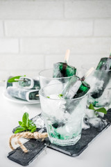 Trendy spirulina popsicles