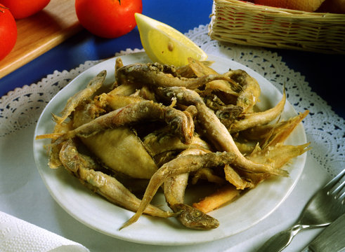 Plato con unas tapas de pescaito frito.