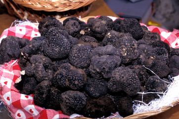 cestino di tartufi neri