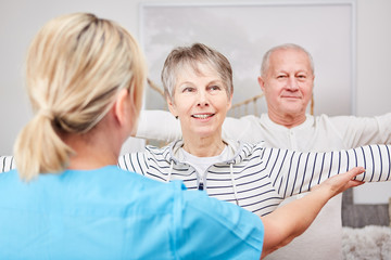 Fototapeta premium Seniorzy w klasie gimnastyki rehabilitacyjnej