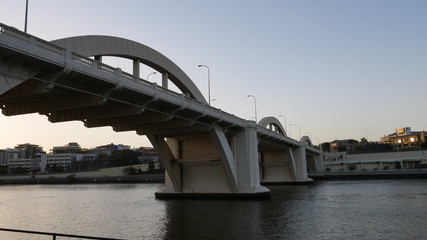 Fototapeta na wymiar Brücke in Dämmerung