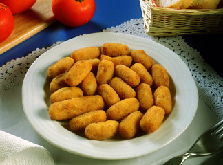 Plato con unas tapas de croquetas de pollo.