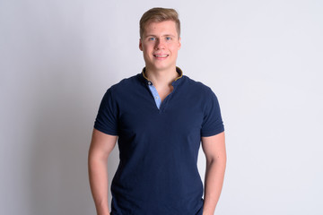 Obraz premium Portret młody szczęśliwy przystojny mężczyzna uśmiecha się