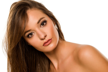 Fototapeta premium Portret młodej pięknej kobiety bez koszuli z makijażem na białym tle