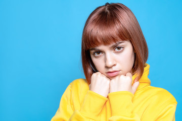 パーカーを着た少女