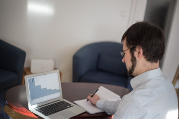 Mann arbeitet von zu Hause am Computer