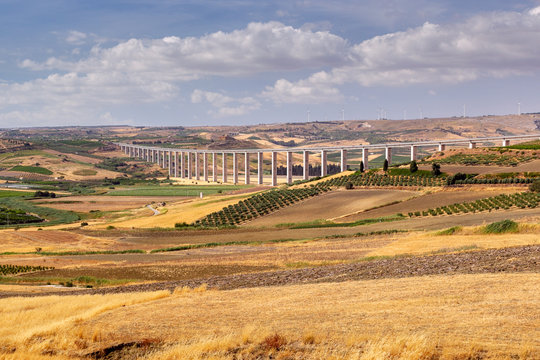 Ponte, viadotto autostrada in Sicilia, Italia