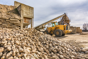 Obraz premium Quarry stone river or pebble for its transformation into sand