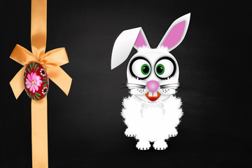 Kreidetafel mit Osterarrangement Osterei. Hase.