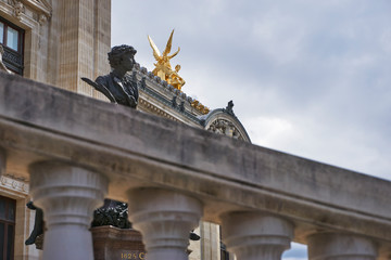 Detalles arquitectónicos del Palacio Garnier. Opera de Paris. Francia