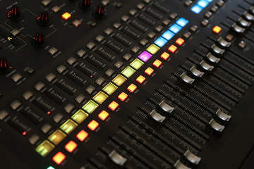 audio mixing console