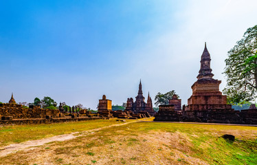 Obraz premium Sukhothai historical park and surrounding area example Wat Si Chum, Wat Traphang-Thong, Sorasak Temple in the midday and twilight