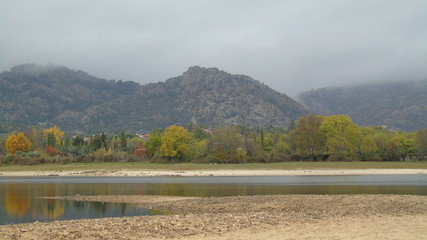 Embalse de Santillana en otoño.