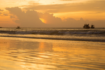 Fototapeta premium Sunset on the beach in Thailand