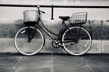 Fototapeta na wymiar OXFORD, UK - OCTOBER 25. Bicycle outside the Ashmolean Museum of Art and Archaeology October 25, 2014. The present building opened in 1845, located in Oxford, England, UK.