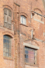 Fototapeta na wymiar Fenster, Altes Fabrikgebäude