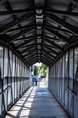 金属のトンネル