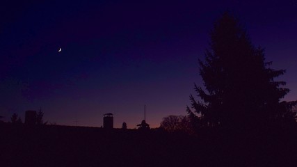 Lila Sonnenuntergang mit Silhouette 