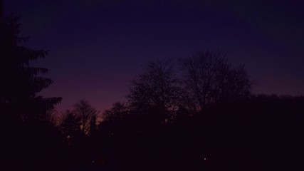 Lila Sonnenuntergang mit Silhouette
