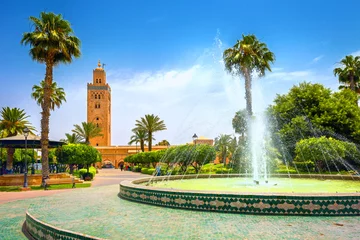 Poster Stadsgezicht met prachtige fontein in park. Uitzicht op de Koutoubia-moskee. Marrakech, Marokko, Noord-Afrika © Valery Bareta