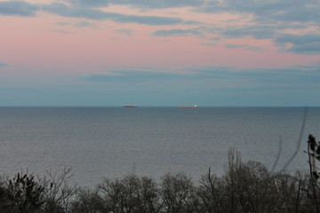 ships on the horizon