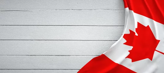 Abwaschbare Fototapete Kanada Kanadische Flagge, auf weißem Holz. Geknitterter Stoff.
