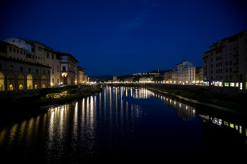 Obraz premium Florence, river Arno at night