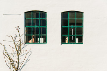 Windmühle in Oldeswort in Schleswig-Holstein vor blauem wolkenlosen Himmel