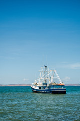 Obraz premium Ship sailing on the sea