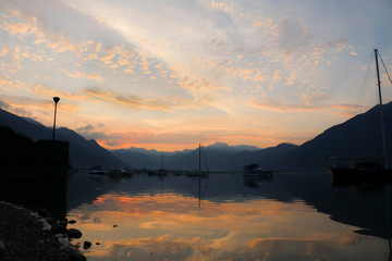 Alba in riva al lago, riflesso del cielo sullo specchio dell’acqua, paesaggi e natura in Svizzera