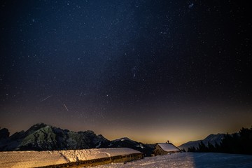 Cielo stellato sulle montagne innevate