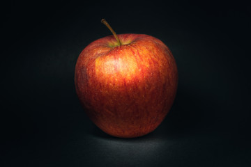 Leckerer Apfel auf schwarzem Hintergrund