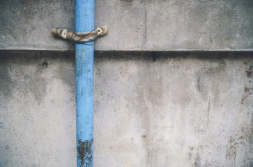 Old water pipes on the wall, Installation of blue water pipes on the wall is not standard. Make no job quality.