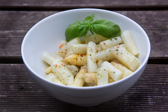 asparagus with dressing in bowl