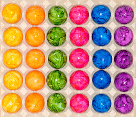 Massenproduktion von bemalten Ostereiern