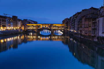 Obraz premium Famous bridge Ponte Vecchio on the river Arno in Florence, Italy. Evening view