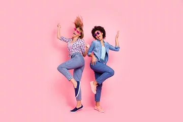 Foto op Plexiglas Volledige lengte lichaamsgrootte profiel zijaanzicht portret van twee persoon aardige zorgeloze aantrekkelijke speelse vrolijke meisjes in casual geruit hemd plezier verheugen geïsoleerd over roze pastel achtergrond © deagreez