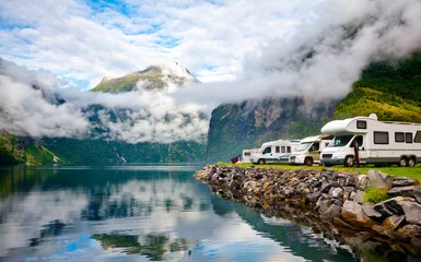 Afwasbaar Fotobehang Kamperen Campervan RV-voertuigen op Noorse camping aan een fjord