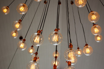 Fototapeta na wymiar Vintage light bulbs hanging from ceiling in the vintage style restaurant.