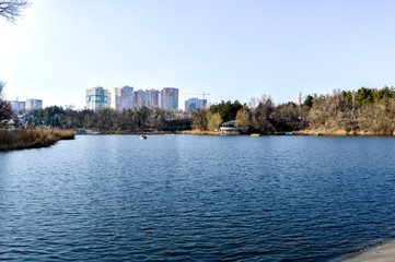Obraz premium Lake in Park, early spring