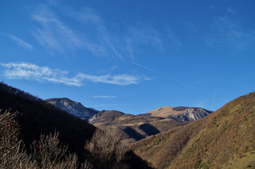 Montagne viste dal parco del Cucco in Umbria