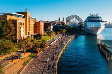 Fototapeta premium Statek wycieczkowy cumuje w skałach w Circular Quay, Sydney, Australia