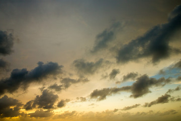 Obraz premium Colorful sunset sky over tranquil sea surface