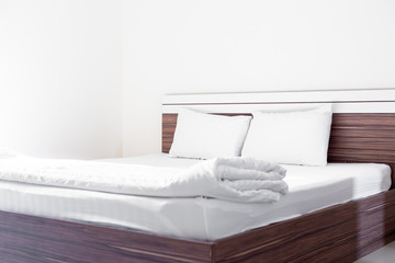 Fototapeta na wymiar Comfortable white bed in the room