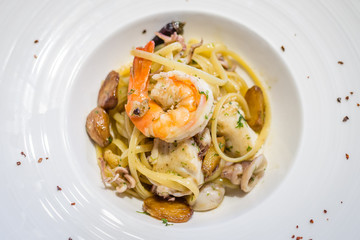 Frutti di Mare Linguine with assorted seafood in choice of Aglio Olio style