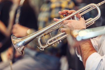 Obraz na płótnie Canvas man playing trumpet
